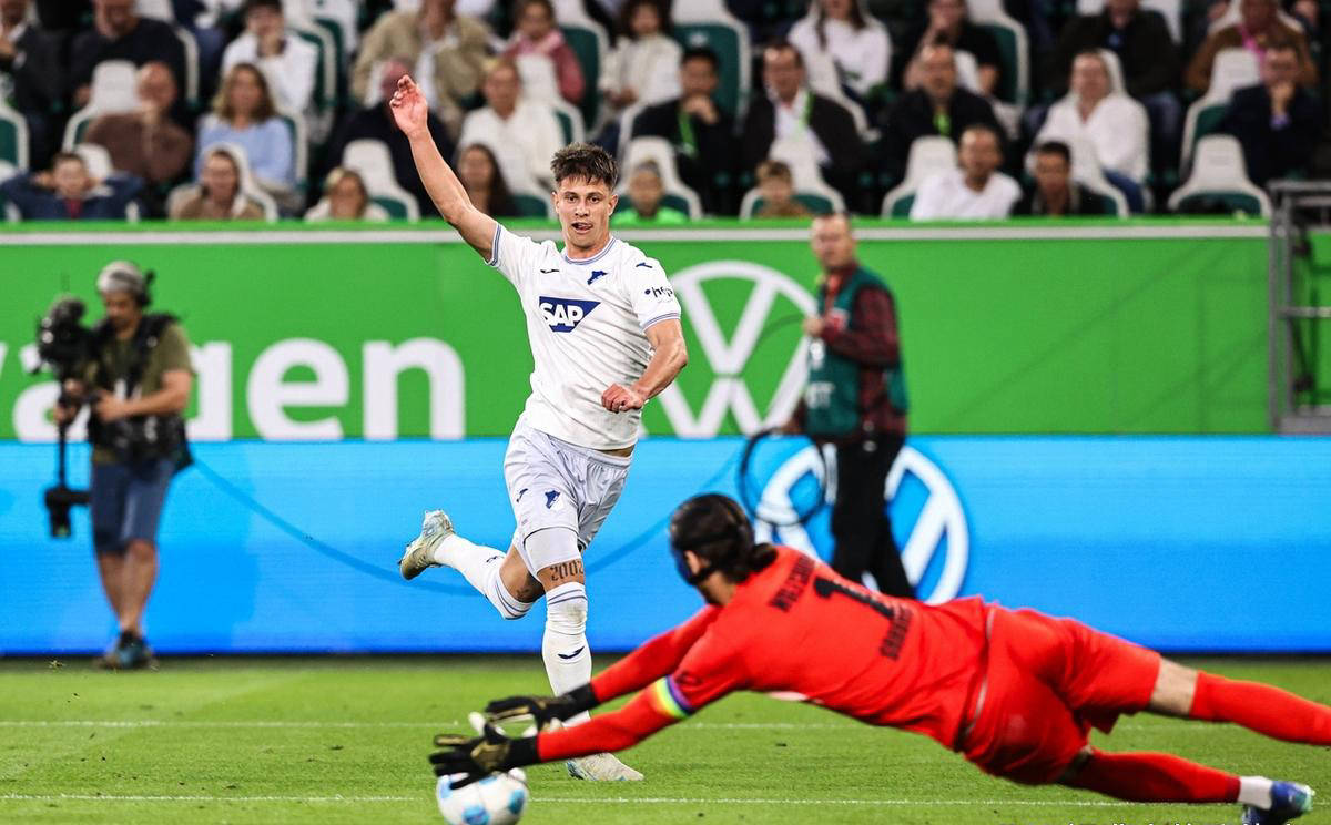 大发娱乐-包含沃尔夫斯堡球队面临多方压力，球迷期待更好表现的词条